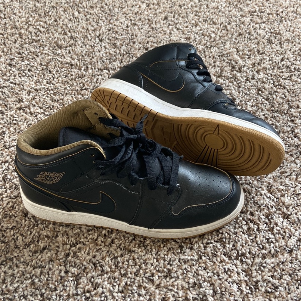 Jordan 1 Retro Mid| Black Metallic Gold | Size 7Y